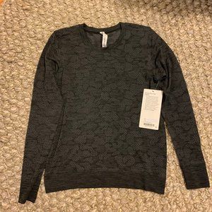 BRAND NEW lululemon top